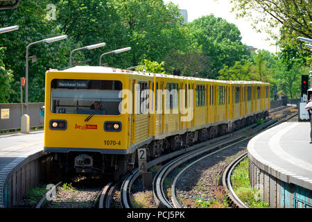 U-Bahn U1 Schlesisches Tor, Kreuzberg, Berlin, Deutschland Stockfoto