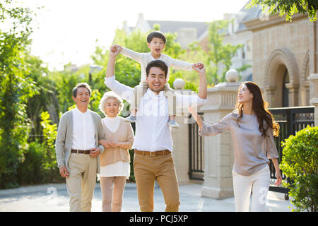 Happy chinesischen Familie außerhalb Bummeln Stockfoto