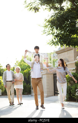 Happy chinesischen Familie außerhalb Bummeln Stockfoto