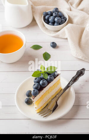 Kuchen einer Souffle mit Glasur und frische Blaubeeren Stockfoto