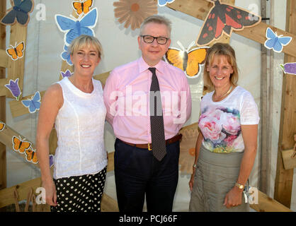 Hilary McGrady (links), Direktor des National Trust, Umwelt Sekretär Michael Gove, und Präsident der NFU Minette zerschlägt außerhalb des National Trust Theater am Eröffnungstag der BBC Countryfile Live at Blenheim Palace in der Nähe von Woodstock, Oxfordshire. Stockfoto