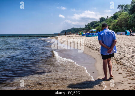 Deutschland Zempin, Stubbenfelde Strand. Küsten Badeort auf der Insel Usedom an der Ostsee. Senior älterer Mann Spaziergänge am Sandstrand, Stockfoto