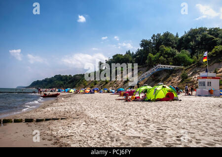 Deutschland Zempin, Stubbenfelde Strand. Küsten Badeort auf der Insel Usedom an der Ostsee. Menschen Schatten unter bunten Zelte im Sommer Stockfoto