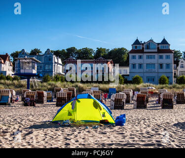 Strand korb Stühle, Hotels & und bunten Zelt am Strand in Heringsdorf. Ostseebad auf der Insel Usedom, Heringsdorf, Deutschland Bansin Strand ist der benachrichtigen Stockfoto