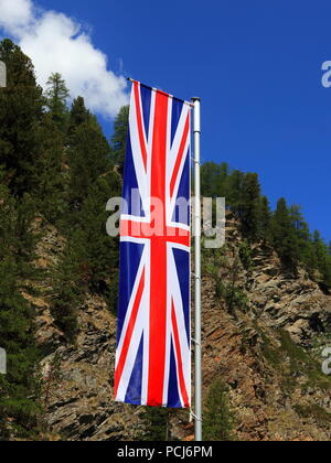 Union Jack, die Flagge des Vereinigten Königreichs gegen Wald und blauem Himmel Hintergrund Stockfoto