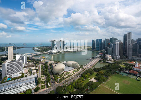 Luftaufnahme von Singapurs Geschäftsviertel und Stadt mit Wahrzeichen am Nachmittag in Singapur, Asien. Stockfoto