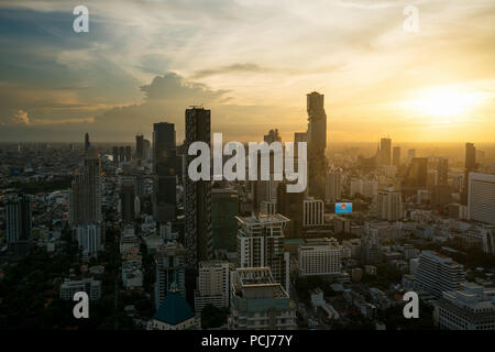 Modernes Gebäude im Geschäftsviertel von Bangkok in Bangkok City mit Skyline bei Sonnenuntergang, Thailand. Stockfoto