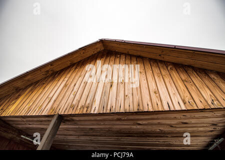 Giebel des alten hölzernen Haus im Dorf. Stockfoto