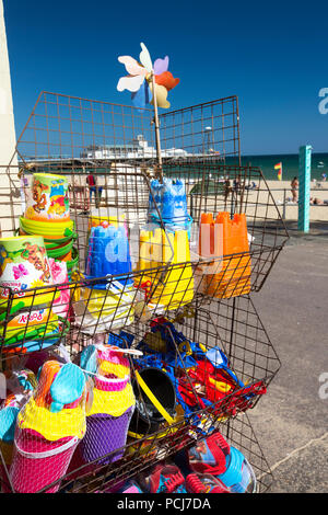 Kunststoff Eimer und Spaten zum Verkauf am Strand von Bournemouth, Dorset, Großbritannien. Stockfoto