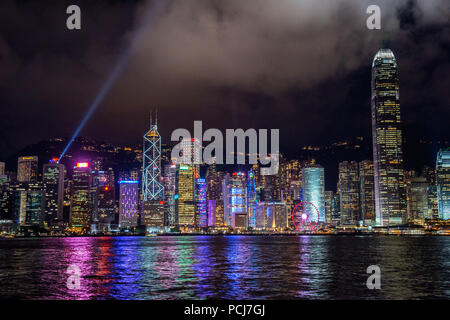 Hong Kong, Hong Kong SAR, China, 25. Juni 2018. Hong Kong Skyline Lichter im Wasser spiegeln. © jayne Russell/Alamy Stock Bild Stockfoto