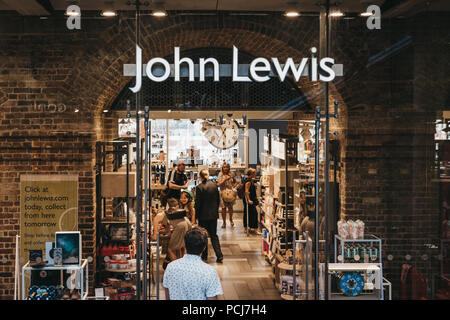 Menschen, John Lewis Shop im Bahnhof St. Pancras, einem der größten Bahnhöfe in London und das Zuhause von Eurostar. Stockfoto