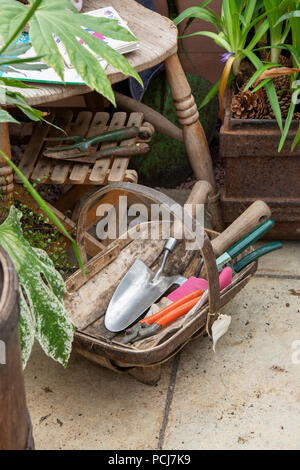 Gartengeräte in einem hölzernen trug eine Blume zeigen. Großbritannien Stockfoto