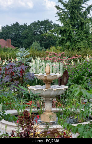 Der exotische Garten Brunnen bei RHS Wisley Gardens, Surrey, Großbritannien Stockfoto