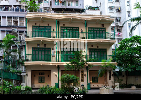 Hong Kong, Hong Kong SAR, China, 21. Juli 2018 Hong Kong Architektur Li Chit Street Wan Chai. Eine alte tung lau Stil Gebäude sitzt gegen die Moderne hi Stockfoto