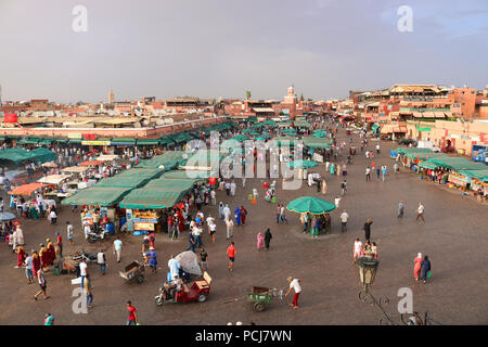 Marrakesch, Marokko. 27. August 2017: Einheimische, Touristen und Straßenhändler zu Fuß auf dem Hauptplatz von Marrekesh Medina, genannt Jemaa el-Fnaa Stockfoto