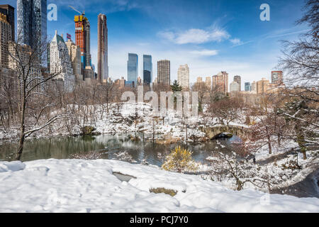 Central Park im Winter, Blick auf Manhattan Gebäude und Gapstow Bridge, New York City Stockfoto