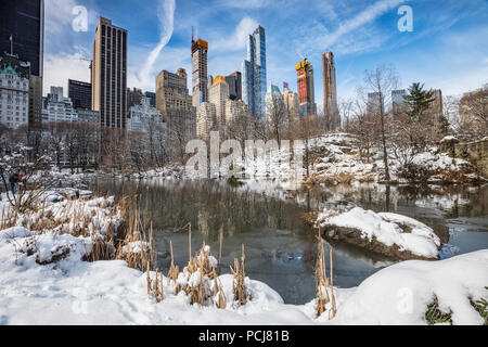 Central Park im Winter, New York City, Blick auf Manhattan Gebäude Stockfoto