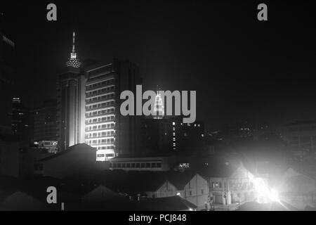 Kuala Lumpur bei Nacht von China Town in Schwarz und Weiß Stockfoto