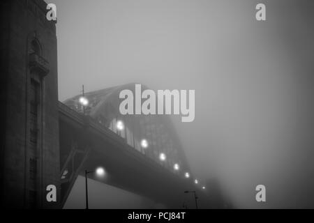 Nebel auf die Tyne Bridge auf gruselige Herbstabend Stockfoto