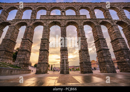 Das Aquädukt von Segovia, Spanien, war während des Römischen Reiches erbaut und steht wie es bis heute konzipiert wurde. Das aquädukt ist aus Ziegeln gebaut - wie Gran Stockfoto