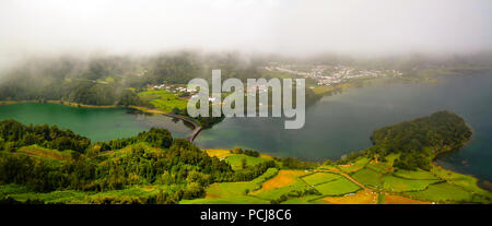 Luftaufnahme von Azul und Verde Seen bei Sete Cidades in Sao Miguel, Azoren, Portugal Stockfoto