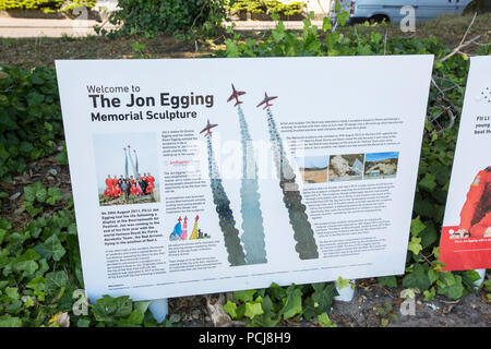 Die Jon Egging memorial Skulptur in Bournemouth, Mitglied der roten Pfeile, der sein Leben in einem Crash verloren. Stockfoto