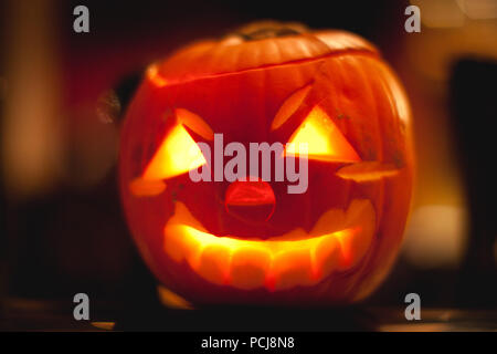 Das Schnitzen aus einem Kürbis oder Jack-O-Lantern ein furchtsames Gesicht zu bilden ist eine Halloween Tradition Stockfoto