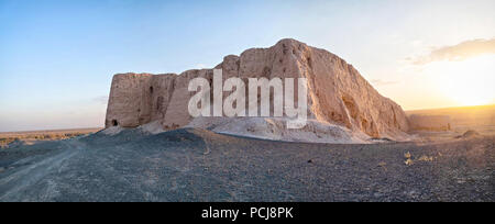 Blick auf die Ruinen von Djanpik Qala: 9. und 10. Jahrhunderts Khorezm fotress auf Sonnenuntergang, Region Karakalpakstan, Usbekistan Stockfoto