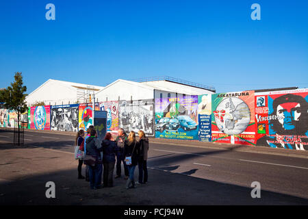 Wandbilder als depecting Szenen der 'Internationalen Wand' von allen bekannten Welt insbesondere im Nahen und Mittleren Osten Stockfoto