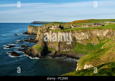 Ruinen von Dunluce Castle vor der irischen Küste Stockfoto