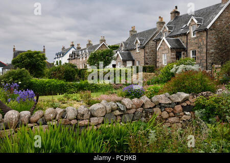 Flower Gardens bei bewölktem Himmel mit Häusern aus Stein von Baile Mor Dorf auf der Isle of Iona Schottland Großbritannien Stockfoto