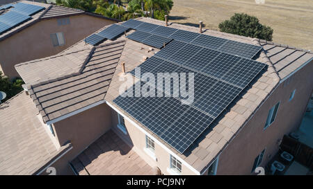Sonnenkollektoren installiert auf dem Dach des Großen Hauses Stockfoto