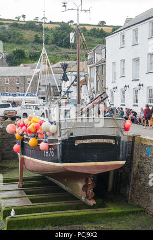 Angeln Boot festgemacht am Kai bei Ebbe im Hafen von Mevagissey, Cornwall, England, Großbritannien Stockfoto