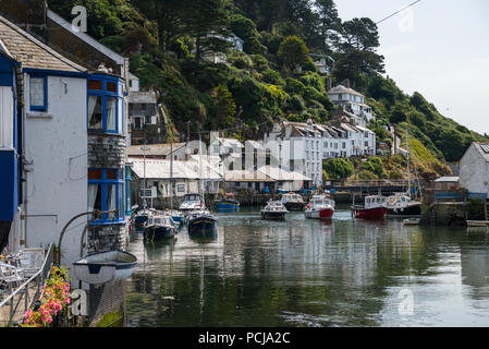 Kleine Boote festgemacht am Kai in den inneren Hafen, Polperro, Cornwall, England, Großbritannien Stockfoto