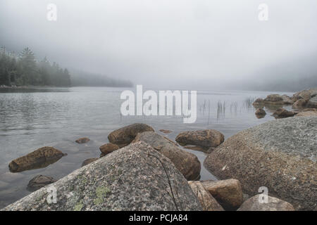 Nebel auf Jordanien Teich in Acadia Stockfoto