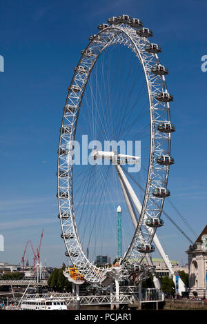 In der Nähe des London Eye, einem Riesenrad am Südufer der Themse in London. Stockfoto