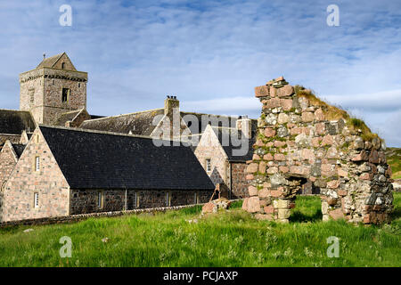 Mittelalterliche rosa Granit Stein Ruinen des Hauses der Bischof neben dem Museum in Iona Abbey Kloster auf der Insel Iona Inneren Hebriden Schottland Großbritannien Stockfoto