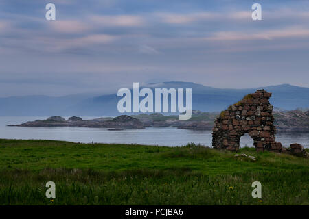 Granit Ruinen des Hauses der Bischof neben Iona Abbey in der Abenddämmerung auf der Insel Iona mit Blick über den Sound of Iona Mull berge Schottland Stockfoto
