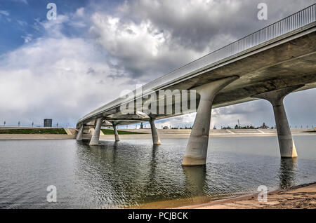 Blick auf Lentloper Brücke in Nijmegen, Niederlande, Überqueren einer neu geschaffenen sekundären Kanal des Flusses Waal, mit spektakulären Wolken über es Stockfoto