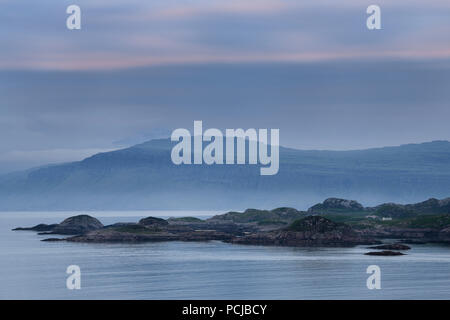 Blick auf die Isle of Mull Klippen und Ben Mehr über Sound of Iona von Isle of Iona Abbey bei Dämmerung Schottland Großbritannien Stockfoto