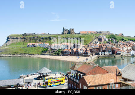 Whitby ENGLAND - 25 Juni 2018: Blick auf Panama Stadt, die von der 199 Schritte Stockfoto