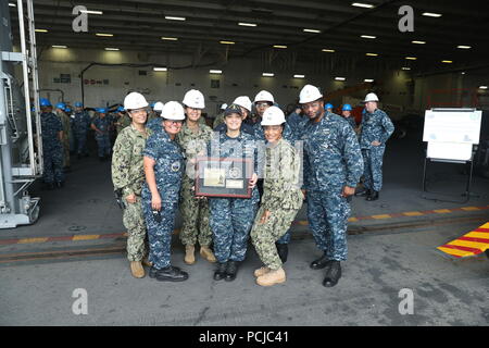 NEWPORT NEWS, Virginia (30. Juli 2018) Leiter Logistik Spezialist Lisselot Brooks, von New York, zu liefern USS Gerald R. Ford's Department, Mitte zugeordnet, posiert für ein Gruppenfoto mit der Abteilung Leiter. (U.S. Marine Foto von Mass Communication Specialist 2. Klasse Jason Pastrick) Stockfoto