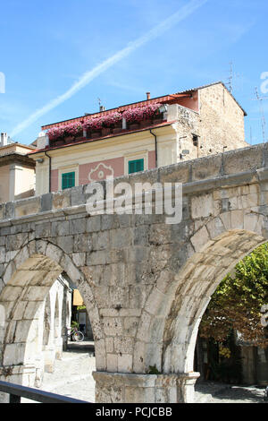 In Sulmona - August 2011 - mittelalterliche Aquädukt in Piazza Garibaldi. Stockfoto
