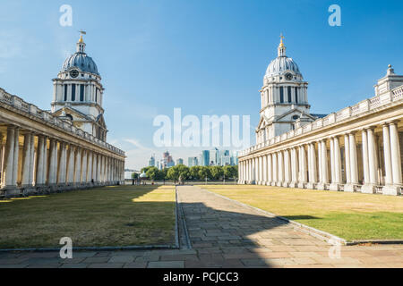 Greenwich Universität auf dem Gelände des Old Royal Naval College, & Blick auf Canary Wharf, Greenwich, London, England Stockfoto