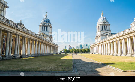 Greenwich Universität auf dem Gelände des Old Royal Naval College, & Blick auf Canary Wharf, Greenwich, London, England Stockfoto