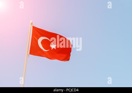 Türkische Flagge auf dem Hintergrund der Himmel in den sonnigen Tag. Stockfoto