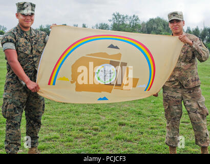 Spc. Mackenzie Armboy zum Hauptsitz und Sitz der Gesellschaft, 2. Battalion, 5th Cavalry Regiment, 1st Armored Brigade Combat Team, 1.Kavallerie Division und Lance Cpl zugeordnet. Benally Kyrin auf das erste Bataillon 6 Marines zugeordnet sind Cousins derzeit eingesetzten an Mihail Kogalniceanu Airbase in Rumänien, Aug 1, 2018. Benally Armboy und sowohl von den Navajo Reservation in Arizona stammen. (U.S. Army National Guard Foto von SPC. Hannah Tarkelly, 382 Öffentliche Angelegenheiten Ablösung/1. ABCT, 1 CD-/Freigegeben) Stockfoto