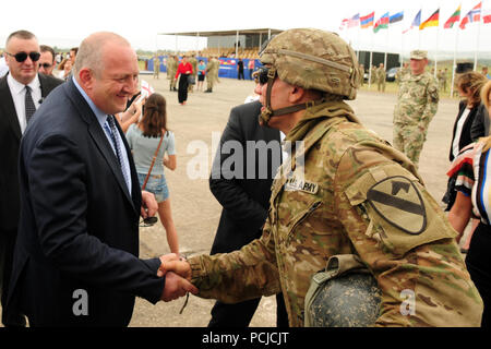 Präsident Georgiens, Giorgi Margvelashvili schüttelt die Hand der US-Armee Pvt. Nicholas Cardone, ein Soldat zu Charlie Company, 2nd Battalion, 5th Cavalry Regiment, 1st Armored Brigade Combat Team, 1.Kavallerie Division, bei der Eröffnung der edlen Partner 2018 in Wasiani Air Strip, Georgien, Aug 1, 2018. Edle Partner 2018 ist eine georgische Streitkräfte und US-Armee Europa kooperativ-led bei der Verbesserung der Bereitschaft und der Interoperabilität von Georgia, USA und teilnehmenden Nationen. Stockfoto