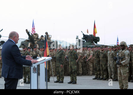 Präsident Georgiens, Giorgi Margvelashvili Adressen Soldaten aus 13 Nationen bei der Eröffnung der edlen Partner 2018 in Wasiani Air Strip, Georgien, Aug 1, 2018. Edle Partner 2018 ist eine georgische Streitkräfte und US-Armee Europa kooperativ-led bei der Verbesserung der Bereitschaft und der Interoperabilität von Georgia, USA und teilnehmenden Nationen. Stockfoto