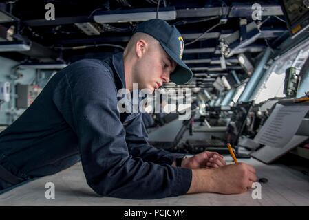 180731-N-OH 958-0014 ATLANTIK (31. Juli 2018) Quartermaster Seaman Apprentice Christopher Mynhier, von Yuba City, Kalifornien, zugeordnet zu dem Flugzeugträger USS George Washington (CVN 73), Grundstücke Punkte auf einer Karte auf der Brücke an Bord der Flugzeugträger USS George H.W. Bush (CVN 77). Ist GHWB Mynhier vorübergehend zugewiesen, während das Schiff unterwegs ist die Durchführung von routinemäßigen Übungen Träger bereit zu halten. (U.S. Marine Foto von Mass Communication Specialist Seaman Ryan Pitt) Stockfoto